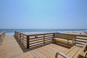Sulla spiaggia, lettini da mare, teli da spiaggia