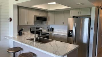 Réfrigérateur, micro-ondes, four, plaque de cuisson