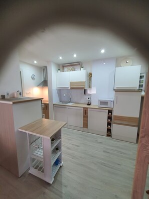 Fridge, microwave, oven, stovetop - Beautiful apartment with sea view (Split)
