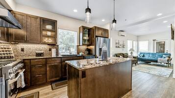 Geladeira, micro-ondas, fogão, cooktop