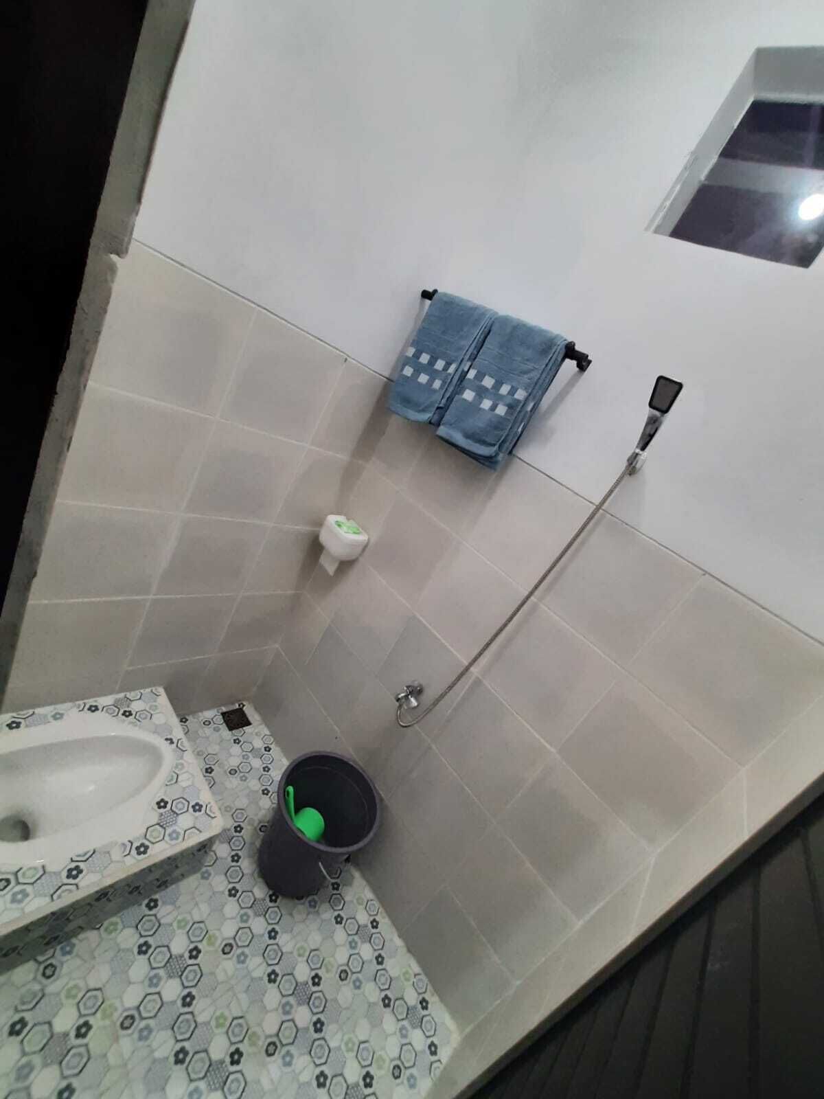 Un baño con inodoro, bidé y ducha.