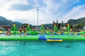Een opblaasbaar waterpark met meerdere glijbanen en opblaasbare constructies.