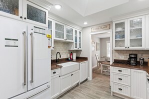 Fridge, microwave, oven, stovetop - Sunset views~Marsh trails~Bikes~Dedicated work space~Private Heated Pool (Jekyll Island)