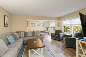 Smart-TV, DVD-Player, Bücher, Computerbildschirme