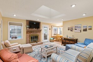 Smart-TV, DVD-Player, Bücher, Computerbildschirme