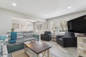 Smart TV, DVD player, books, computer monitors - Sunset views~Marsh trails~Bikes~Dedicated work space~Private Heated Pool (Jekyll Island)