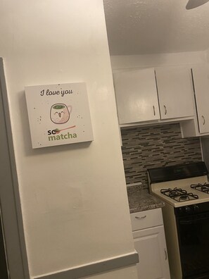 Refrigerador, microondas, utensilios de cocina y comedor 