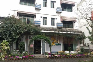 المنشأة من الخارج