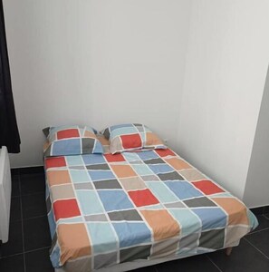 1 chambre, fer et planche à repasser, Wi-Fi gratuit, draps fournis