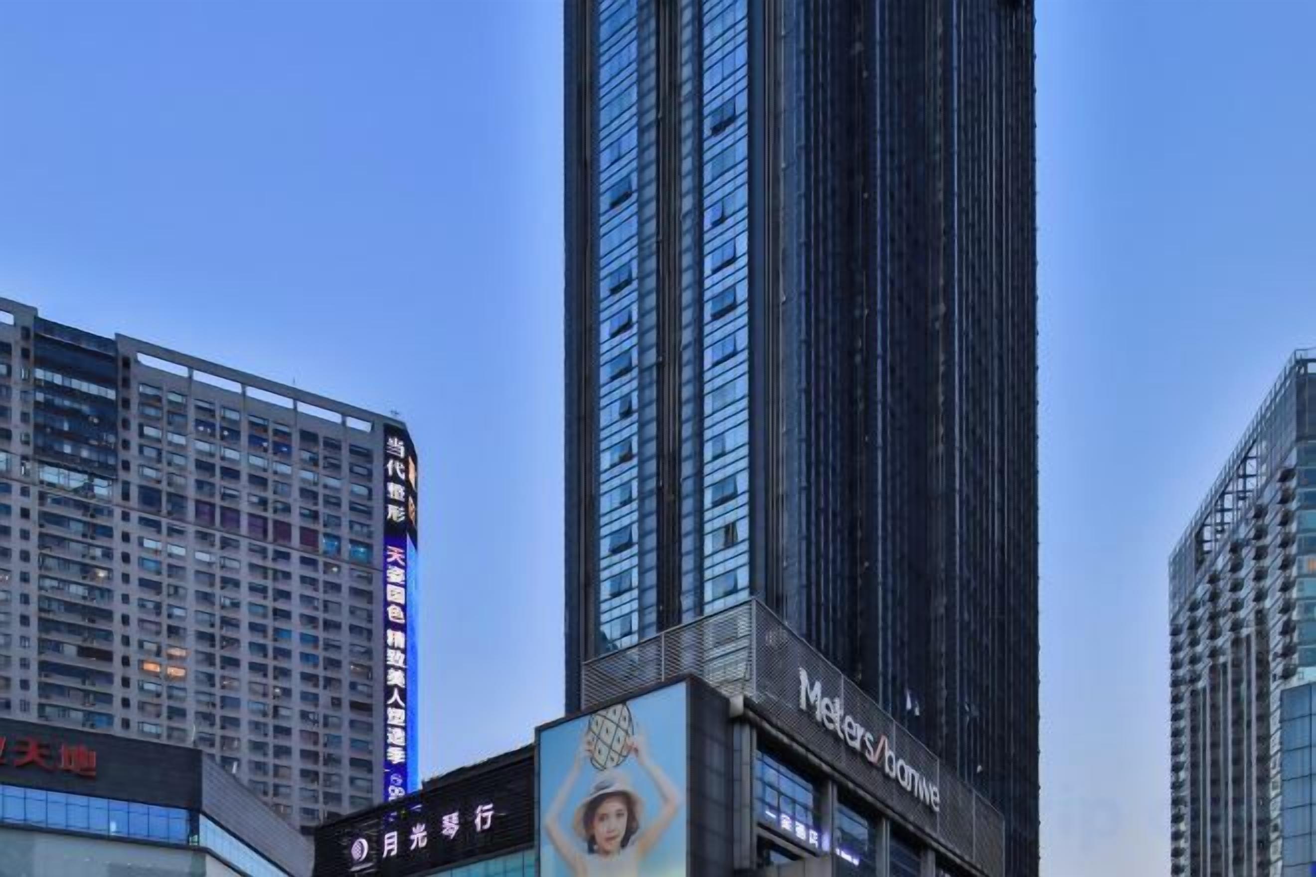 A high-rise building with a prominent sign for 'Motel de France' and another sign for 'O'Jail Road.'