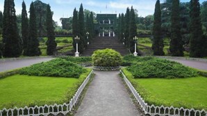 A formal garden with a central pathway leading to a building with steps. - Linmusen Hostel (Chongqing Beibei Pedestrian Street Center) (Chongqing)