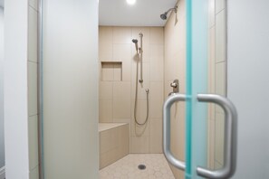 Haartrockner, Handtücher, Seife, Toilettenpapier