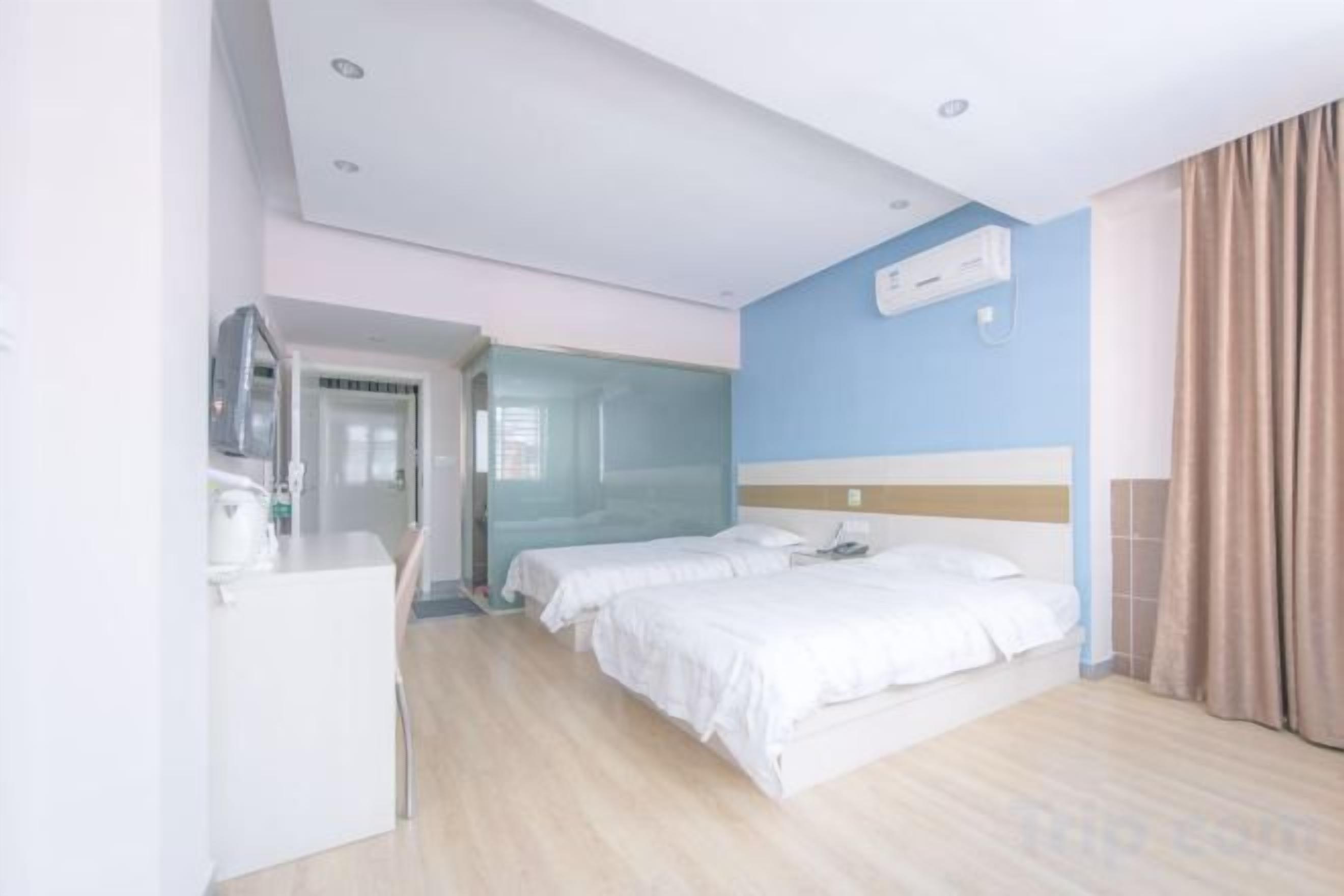 Una habitación de hotel con cama, escritorio y baño.