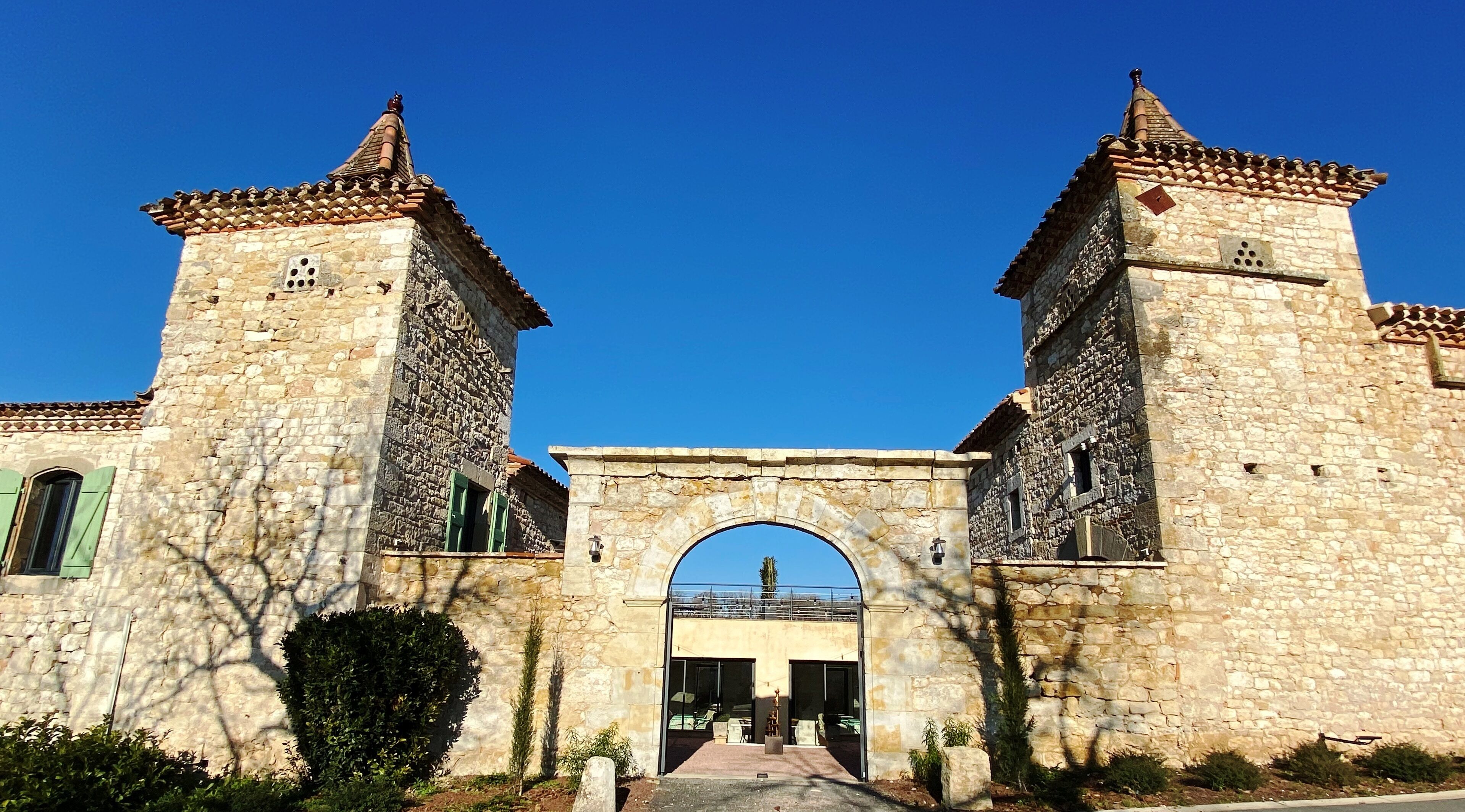 Un bâtiment en pierre doté d’une arche centrale et de deux tours.