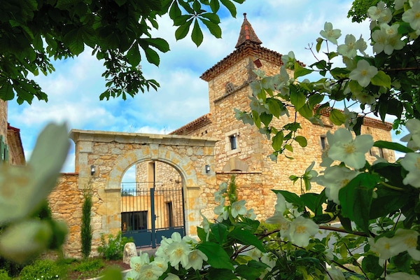 Vista frontal de la propiedad