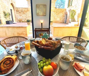 Free daily continental breakfast - DOMAINE DE LEJOS - Portes d'Albi (Lamillarie)