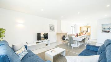 Fernseher, Tischfußball