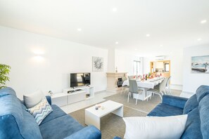 Fernseher, Tischfußball