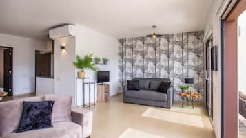 Comfort Apartment | Living area | 70-cm Smart TV with cable channels, TV