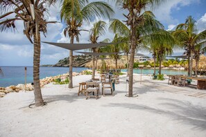 5 restaurants, breakfast served
