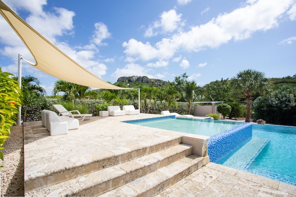 Alberca al aire libre, camas balinesas gratuitas y camastros 