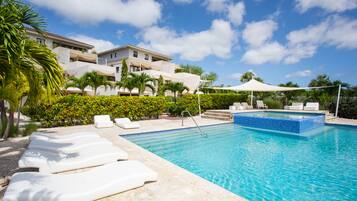 Outdoor pool, free pool cabanas, pool loungers