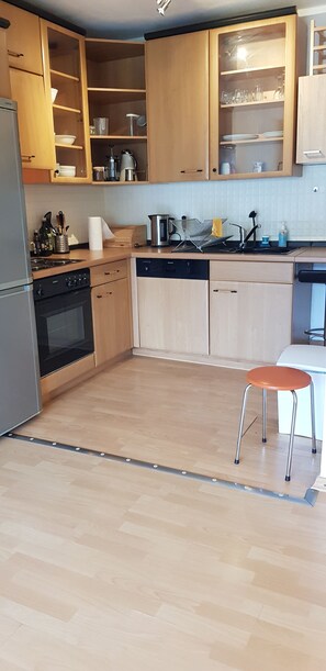 Réfrigérateur, micro-ondes, plaque de cuisson, lave-vaisselle