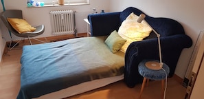 1 bedroom, travel crib, internet