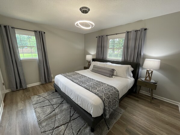 2 Schlafzimmer, Schreibtisch, Bügeleisen/Bügelbrett, Reisekinderbett