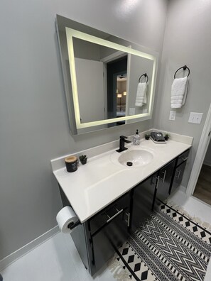 Duschwanne, Haartrockner, Handtücher, Seife