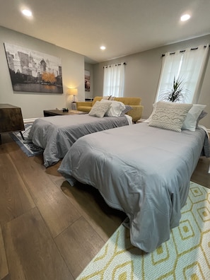 2 habitaciones, escritorio y tabla de planchar con plancha