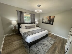 2 quartos, escrivaninha, ferros/tábuas de passar roupa, berço de viagem