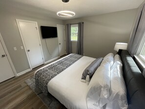2 Schlafzimmer, Schreibtisch, Bügeleisen/Bügelbrett, Reisekinderbett