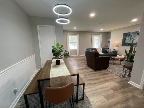 Tranquil Retreat,Family & Pet Friendly, 2 Miles MTSU, 4.5 miles Seigel Complex!