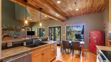 Kylskåp, mikrovågsugn, ugn och spishäll