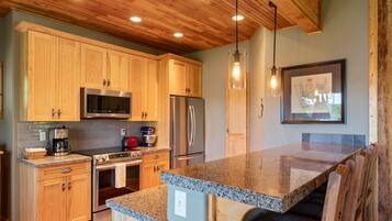 Kylskåp, mikrovågsugn, ugn och spishäll