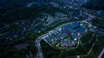 Vista aérea de uma área residencial com vários edifícios, ruas e áreas verdes.