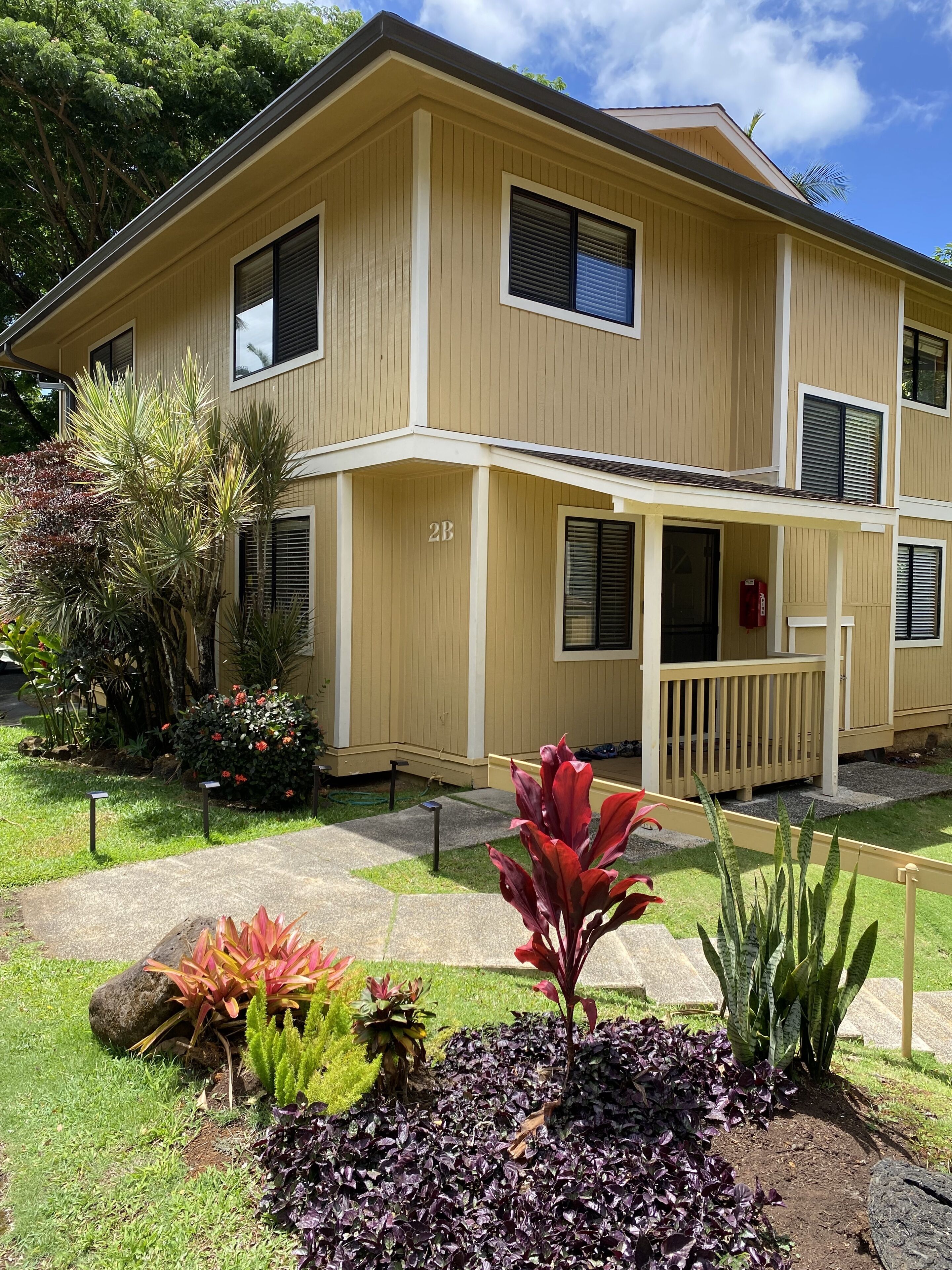 Fresh, Bright, New! Near Hanalei. Walk to the ocean in minutes.