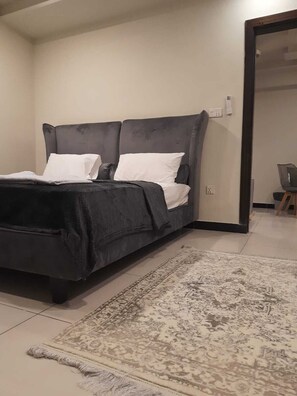 1 غرفة نوم ومكواة/لوح كي وواي فاي مجانًا وملاءات أسرّة