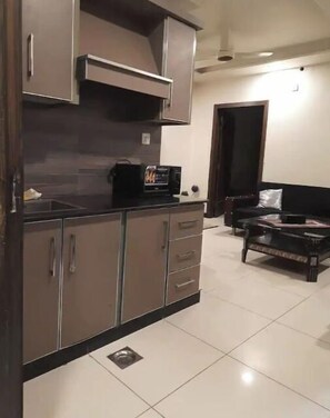 Geladeira, micro-ondas, cooktop, chaleira elétrica