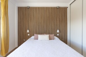 2 slaapkamers, een bureau, een strijkplank/strijkijzer, reisbedje