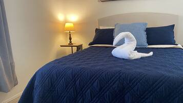 1 habitación, escritorio, tabla de planchar con plancha y cuna de viaje