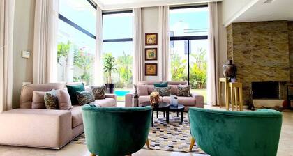 villa luxueuse 400m2 avec piscine et jardin privés