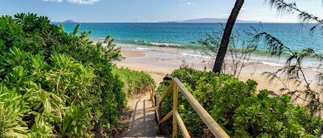 In Strandnähe, Liegestühle, Strandtücher