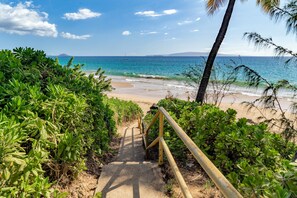 Beach nearby, sun-loungers, beach towels