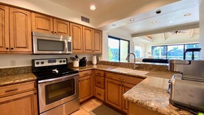 Refrigerador, microondas, horno y parrilla de estufa 