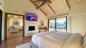 2 habitaciones, escritorio y tabla de planchar con plancha 