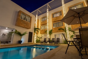 Outdoor pool, pool umbrellas - Hotel Villas Segovia Playa del Carmen (Playa del Carmen)