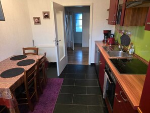 Jääkaappi, uuni, liesi, astianpesukone