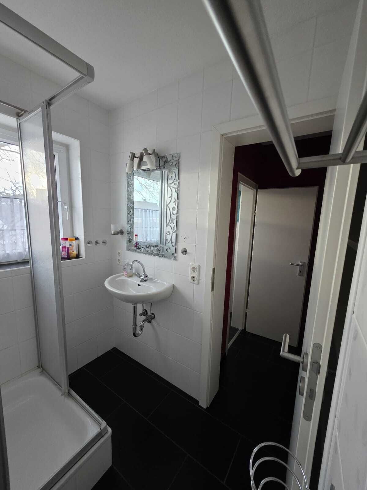 Baignoire, sèche-cheveux, bidet, serviettes fournies